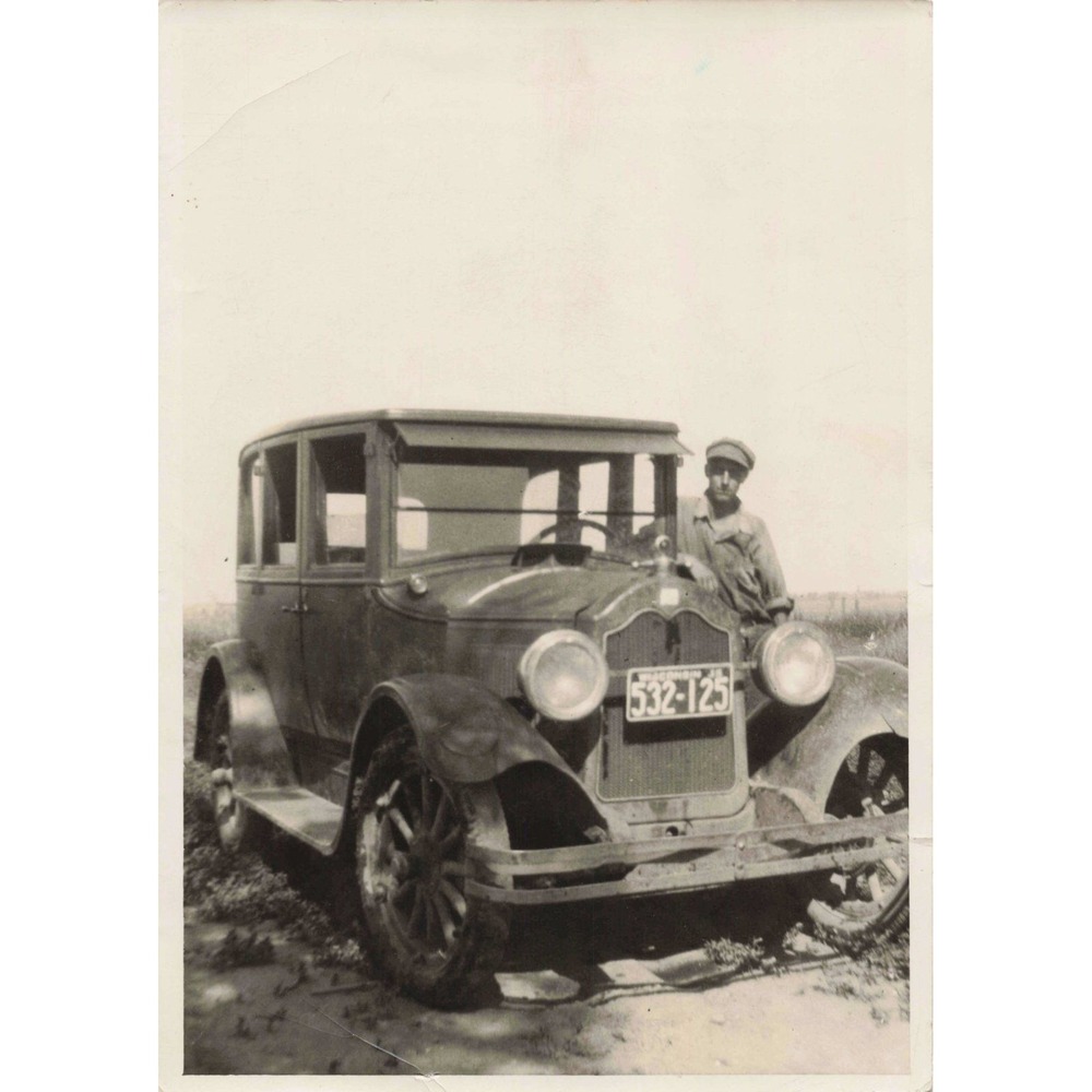 Vtg 1925 Wisconsin License Plate Car Man Photo Snapshot A3 - Picture 1 of 2
